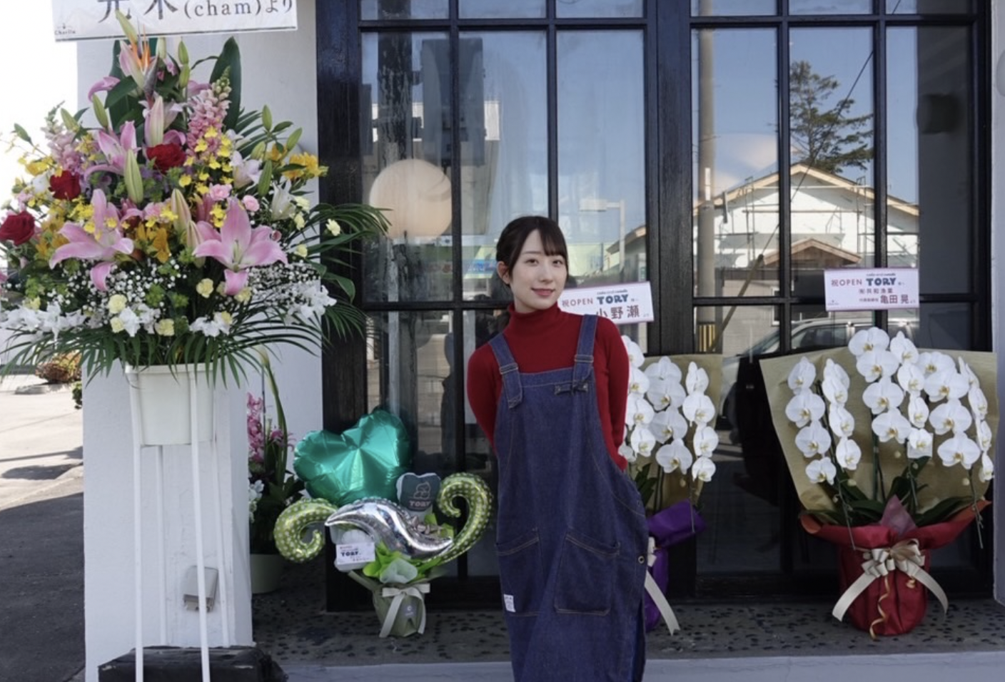 開店祝いの花が並ぶCAFE de TORYの外観